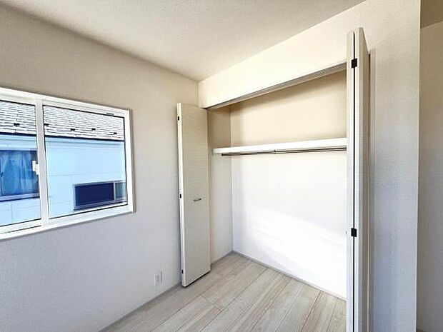 いつでもお部屋をスッキリお使い頂ける収納スペースを設置。