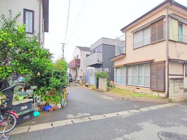 前面道路を含めた現地写真です。