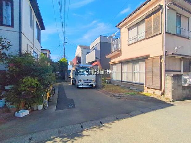 前面道路を含めた現地写真です。