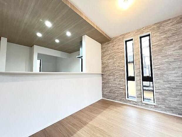 ご家族でゆったり食事が楽しめるダイニングスペースです。