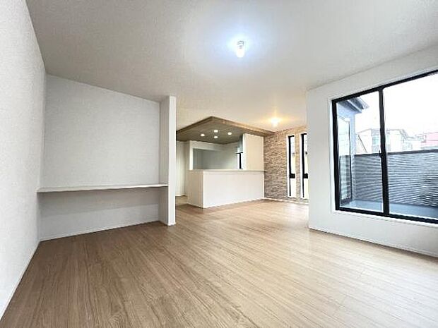 明るい日差しが入る風通しの良いリビングです。