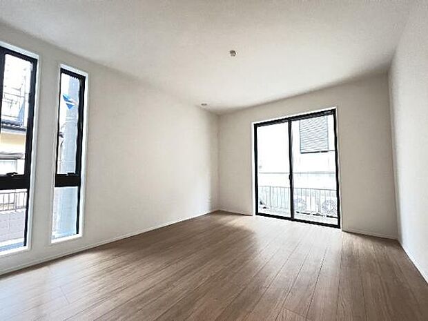 明るい広々とした主寝室でご家族ゆっくりお休みになれますね。