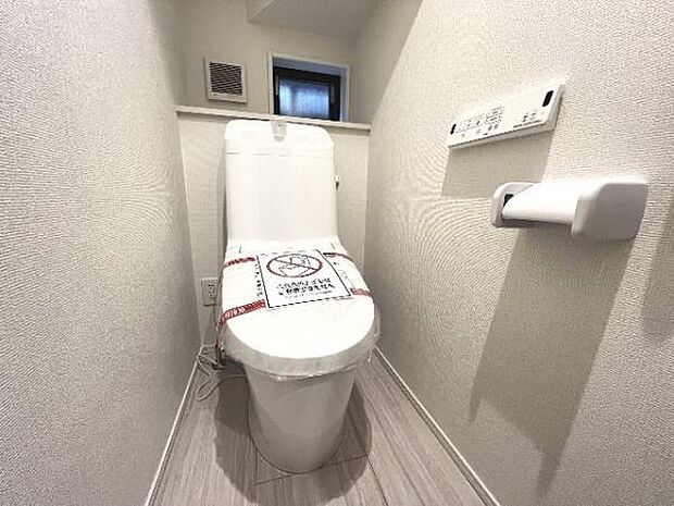 シャワー洗浄機能付のトイレは、清潔感が印象的な空間ですね。