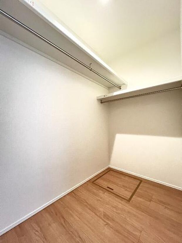 ウォークインクローゼットがあり収納スペースも豊富。季節物もスッキリ片付きそうです。