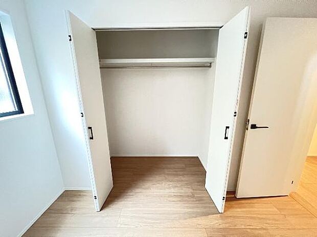 中の物を確認しやすく、取り出しやすい収納スペース。お部屋を広々とお使いいただけます。