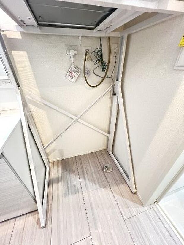 独立洗面台の横にはランドリースペースがございます。