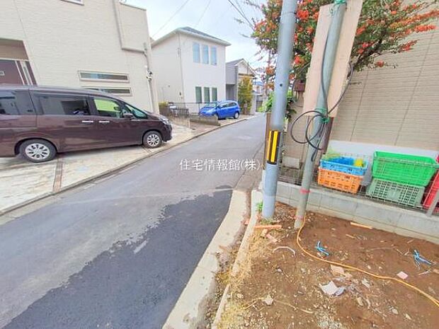 前面道路を含めた現地写真です。