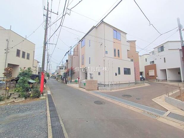 前面道路を含めた現地写真です。