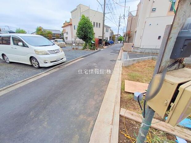 前面道路を含めた現地写真です。