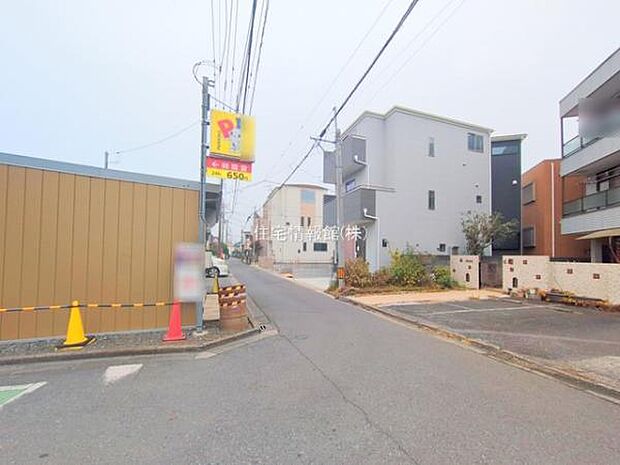 前面道路を含めた現地写真です。