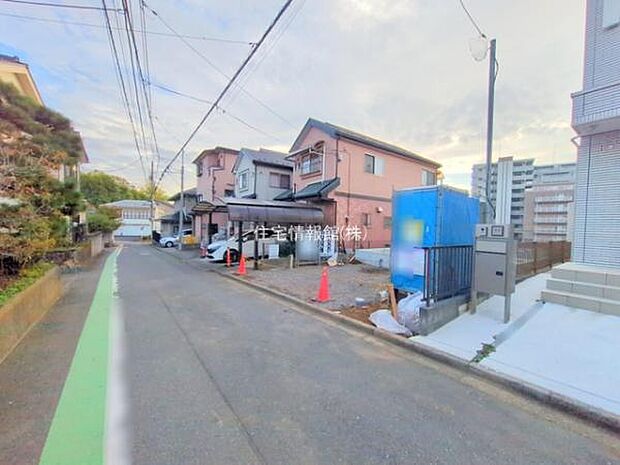 前面道路を含めた現地写真です。