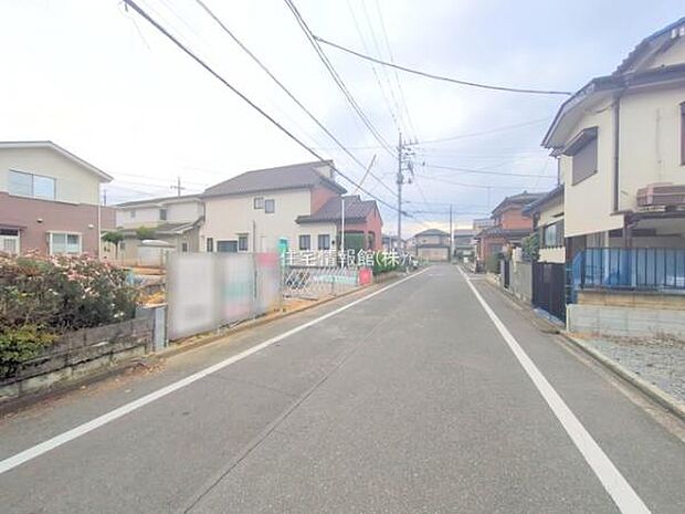 前面道路を含めた現地写真です。