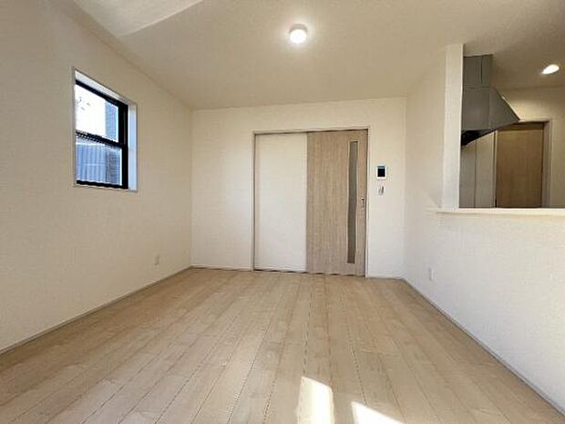 キッチン正面にダイニングセットを配置することで、配膳もスムーズに。調理中も会話を楽しめます。