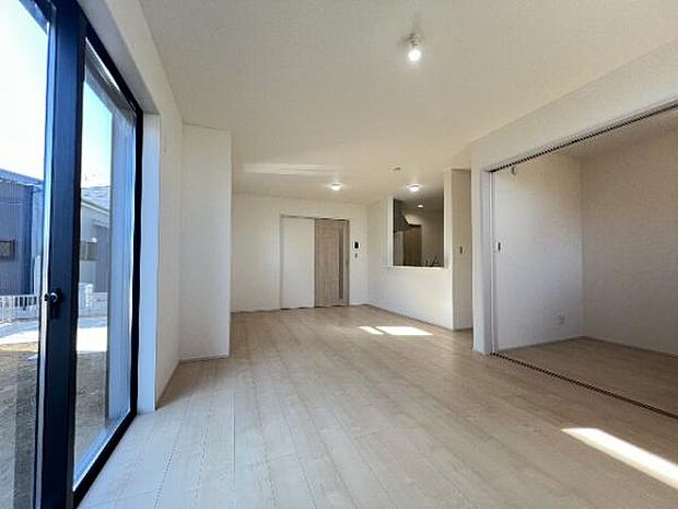 明るい日差しが入る風通しの良いリビングです。