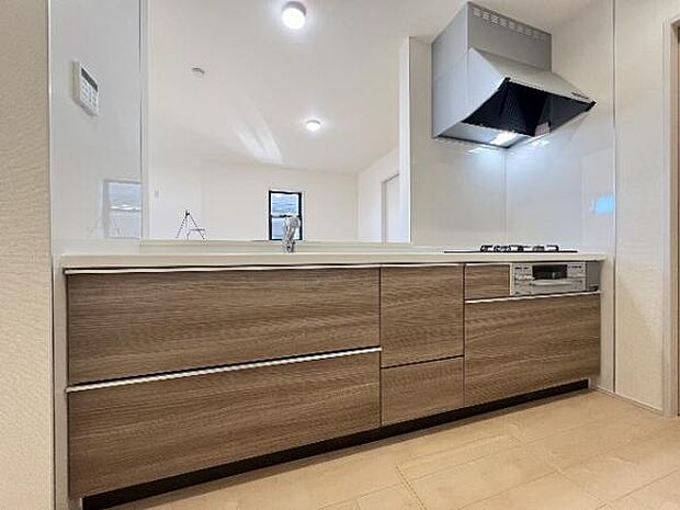 ご家族を見守りながら家事が捗る対面式キッチン。お料理をしながらご家族のサポートも可能です。