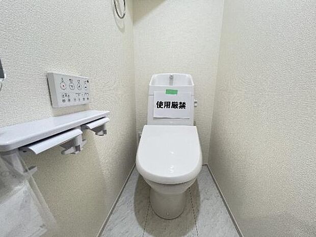 シャワー洗浄機能付のトイレは、清潔感が印象的な空間ですね。