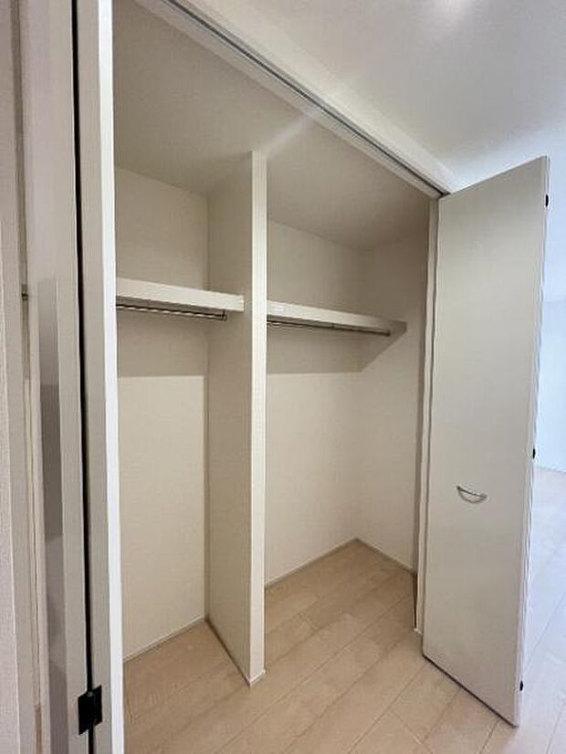 いつでもお部屋をスッキリお使い頂ける収納スペースを設置。