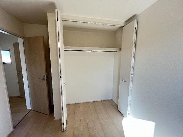 中の物を確認しやすく、取り出しやすい収納スペース。お部屋を広々とお使いいただけます。