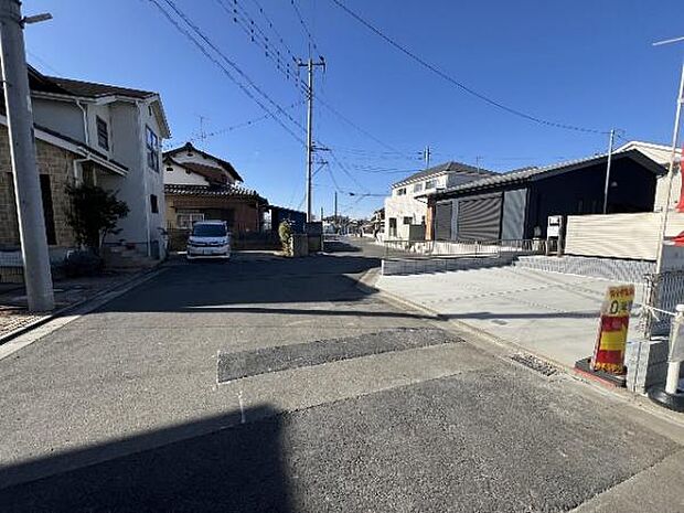 前面道路を含めた現地写真です。