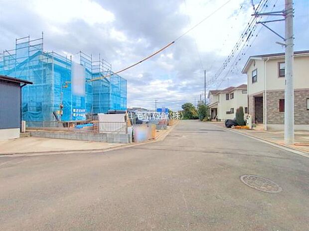 前面道路を含めた現地写真です。