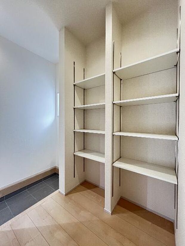 シューズインクロークの収納棚です。