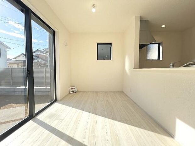 キッチン正面にダイニングセットを配置することで、配膳もスムーズに。調理中も会話を楽しめます。