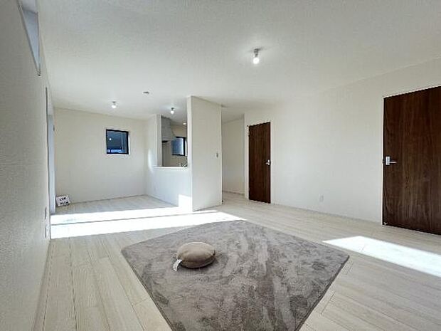 明るい日差しが入る風通しの良いリビングです。