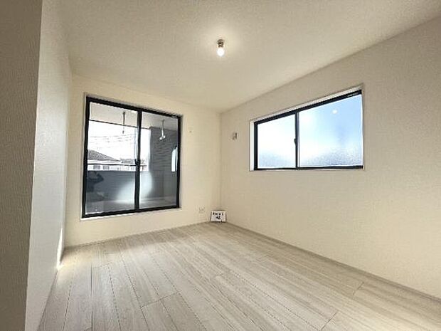 明るい広々とした主寝室でご家族ゆっくりお休みになれますね。