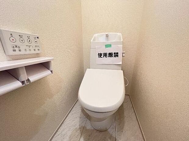シャワー洗浄機能付のトイレは、清潔感が印象的な空間ですね。