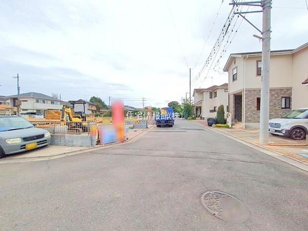 前面道路を含めた現地写真です。