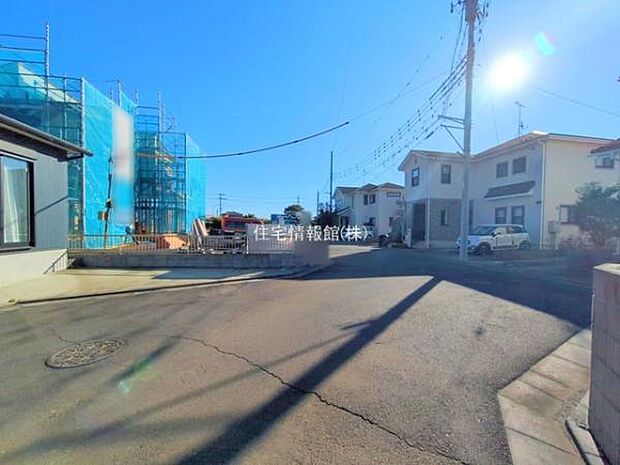 前面道路を含めた現地写真です。