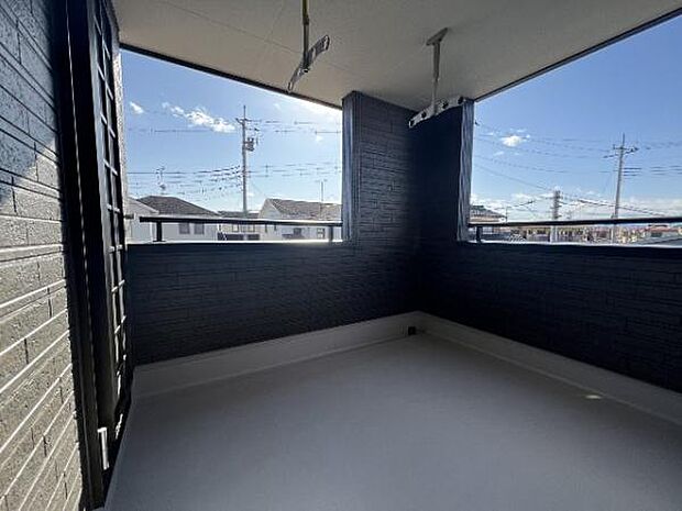 ルーフバルコニーは開放感があり、洗濯物を干すだけでなく、ご家族に合わせた楽しみ方ができますね。