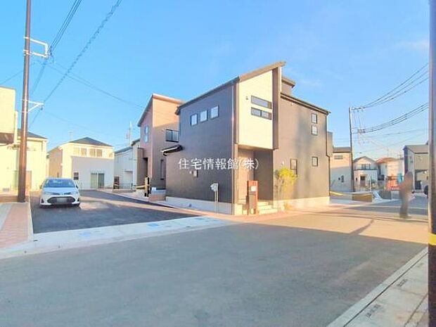 前面道路を含めた現地写真です。