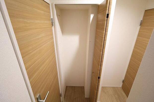 いつでもお部屋をスッキリお使い頂ける収納スペースを設置。