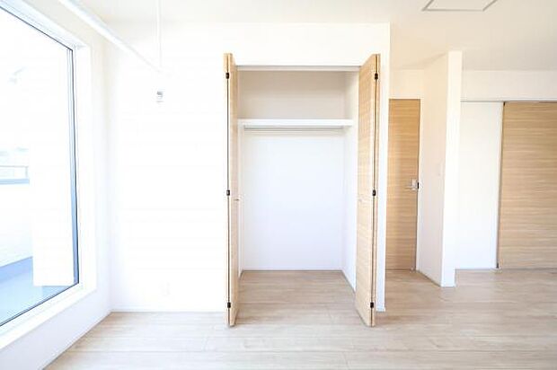 いつでもお部屋をスッキリお使い頂ける収納スペースを設置。