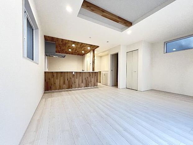 明るい日差しが入る風通しの良いリビングです。