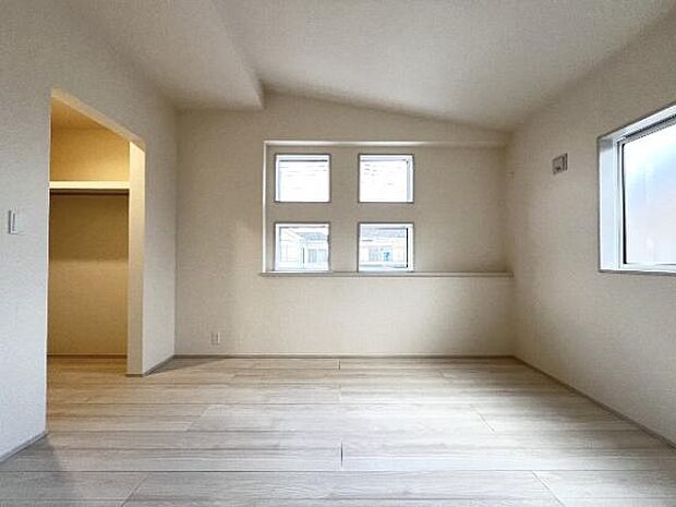 明るい広々とした主寝室でご家族ゆっくりお休みになれますね。