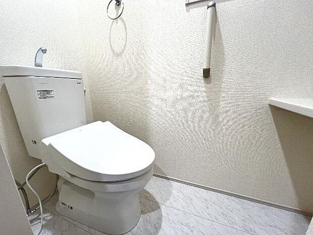 シャワー洗浄機能付のトイレは、清潔感が印象的な空間ですね。