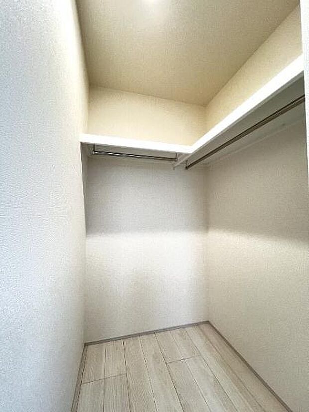 ウォークインクローゼットは、ハンガーパイプや枕棚が備わっており、お洋服等すっきりと収納いただけます。