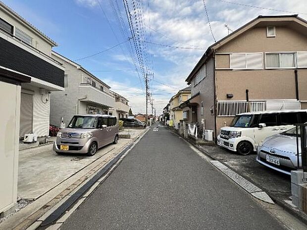 前面道路を含めた現地写真です。