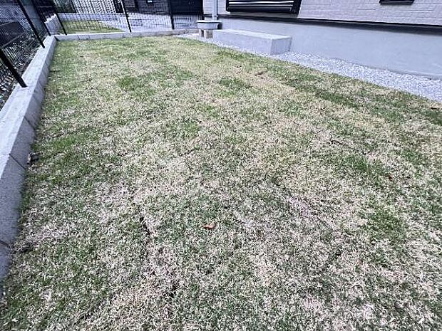 お庭スペースです。趣味やご家族団らんを楽しめそうですね。