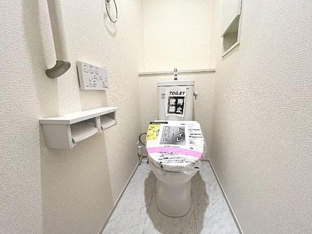 シャワー洗浄機能付のトイレは、清潔感が印象的な空間ですね。