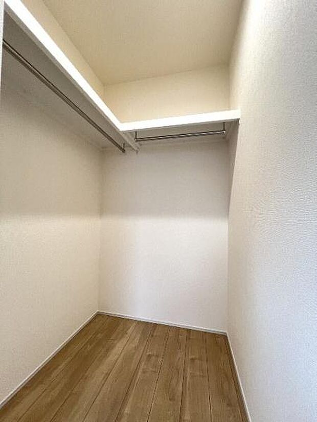 ウォークインクローゼットは、ハンガーパイプや枕棚が備わっており、お洋服等すっきりと収納いただけます。