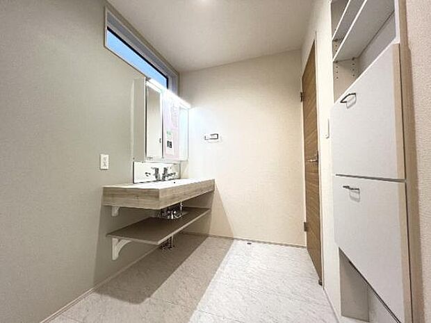 快適で清潔感がある脱衣スペースです。