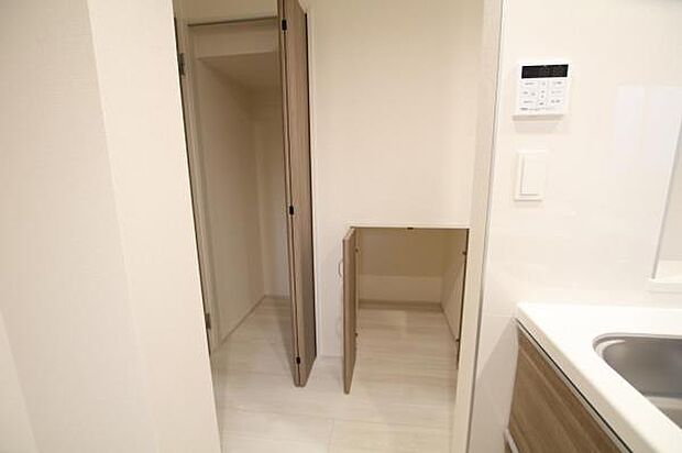 いつでもお部屋をスッキリお使い頂ける収納スペースを設置。