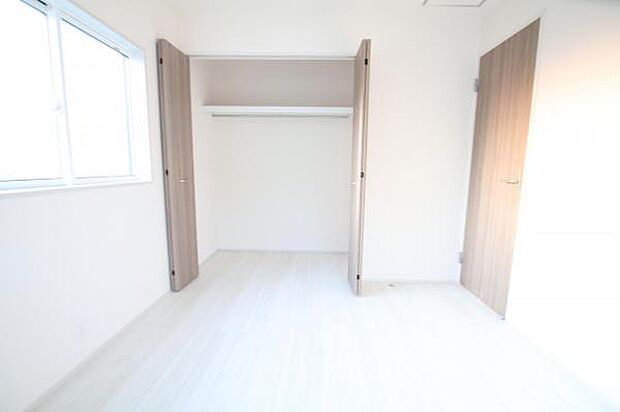 いつでもお部屋をスッキリお使い頂ける収納スペースを設置。