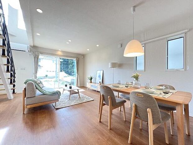 暖かな日差しが差し込むリビングダイニングです。