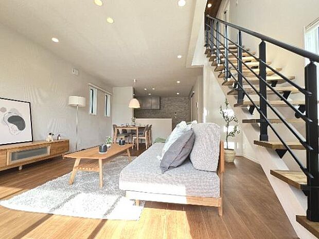 明るい日差しが入る風通しの良いリビングです。