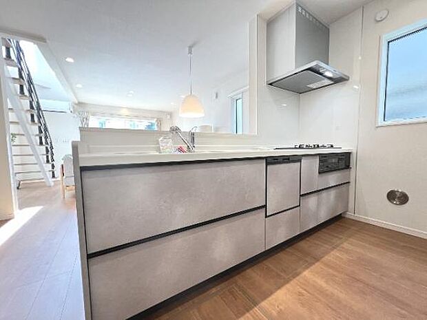 カウンターキッチン越しに会話も楽しめるダイニングキッチン。