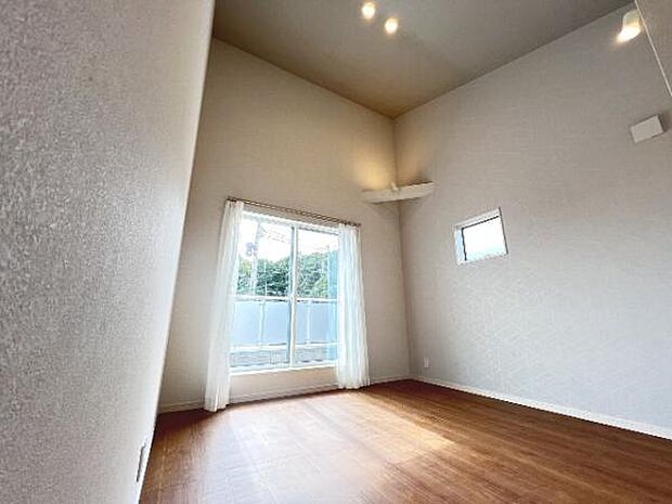 明るい広々とした主寝室でご家族ゆっくりお休みになれますね。